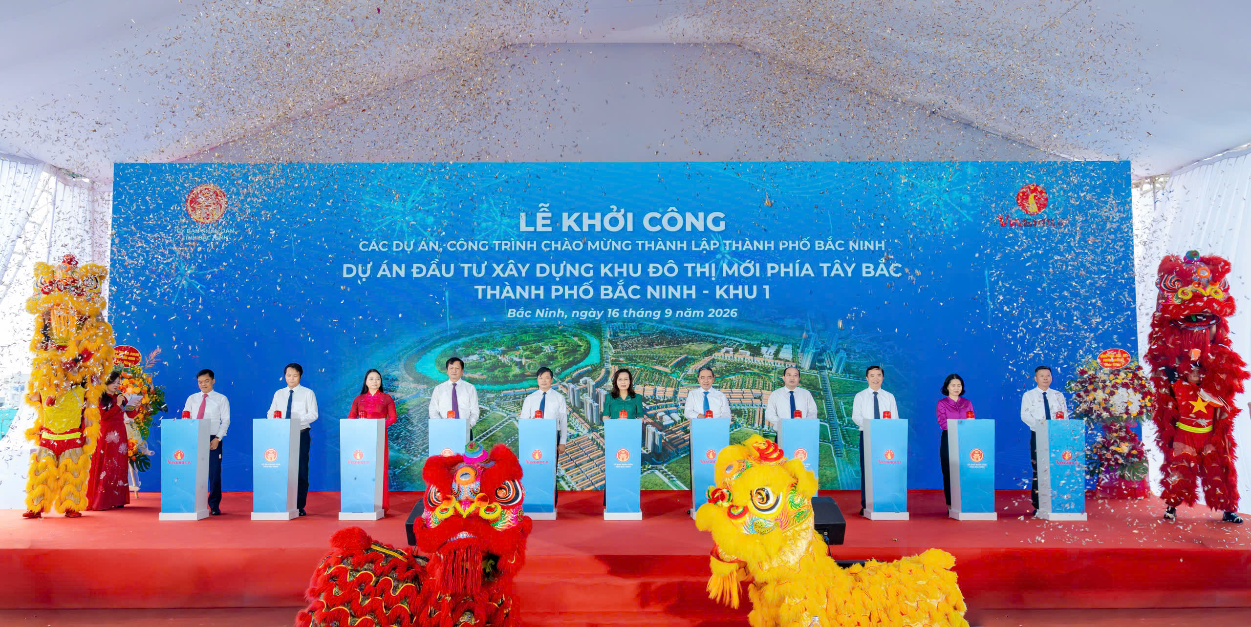 Bà Nguyễn Thị Hương - Phó Bí thư Thường trực Tỉnh ủy, Trưởng Đoàn Đại biểu Quốc hội tỉnh Bắc Ninh tặng quà công nhân viên tại dự án. (Ảnh NH)